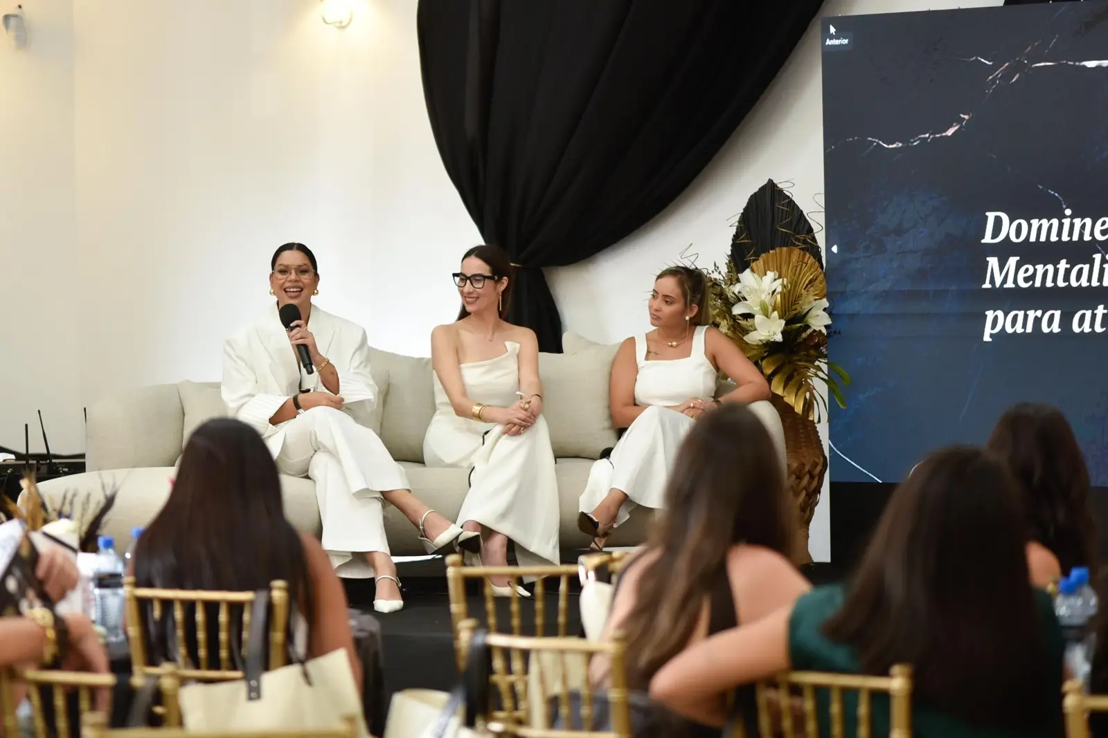 Bruna em um painel com outras convidadas