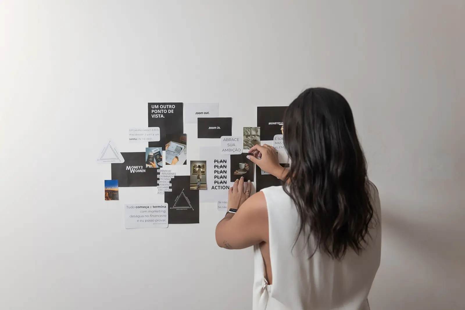 Bruna montando um painel de planejamento