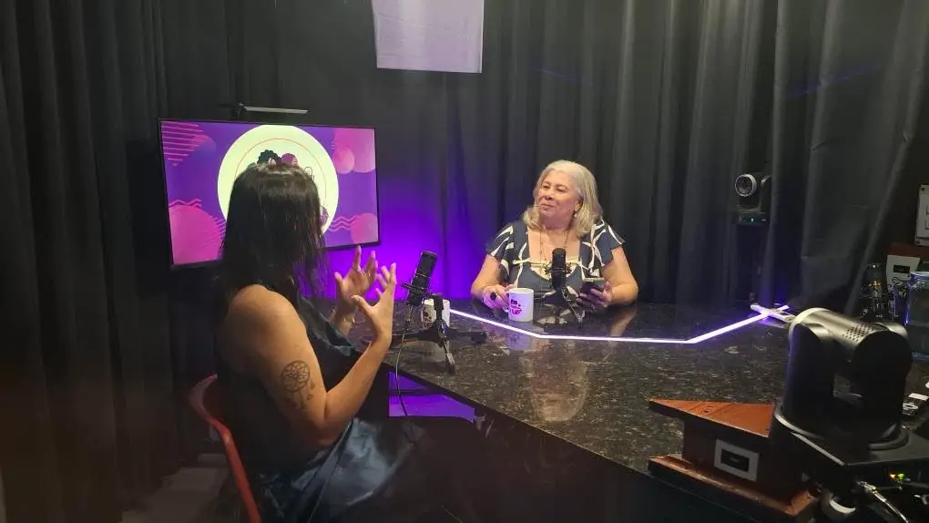 Bruna gravando um podcast