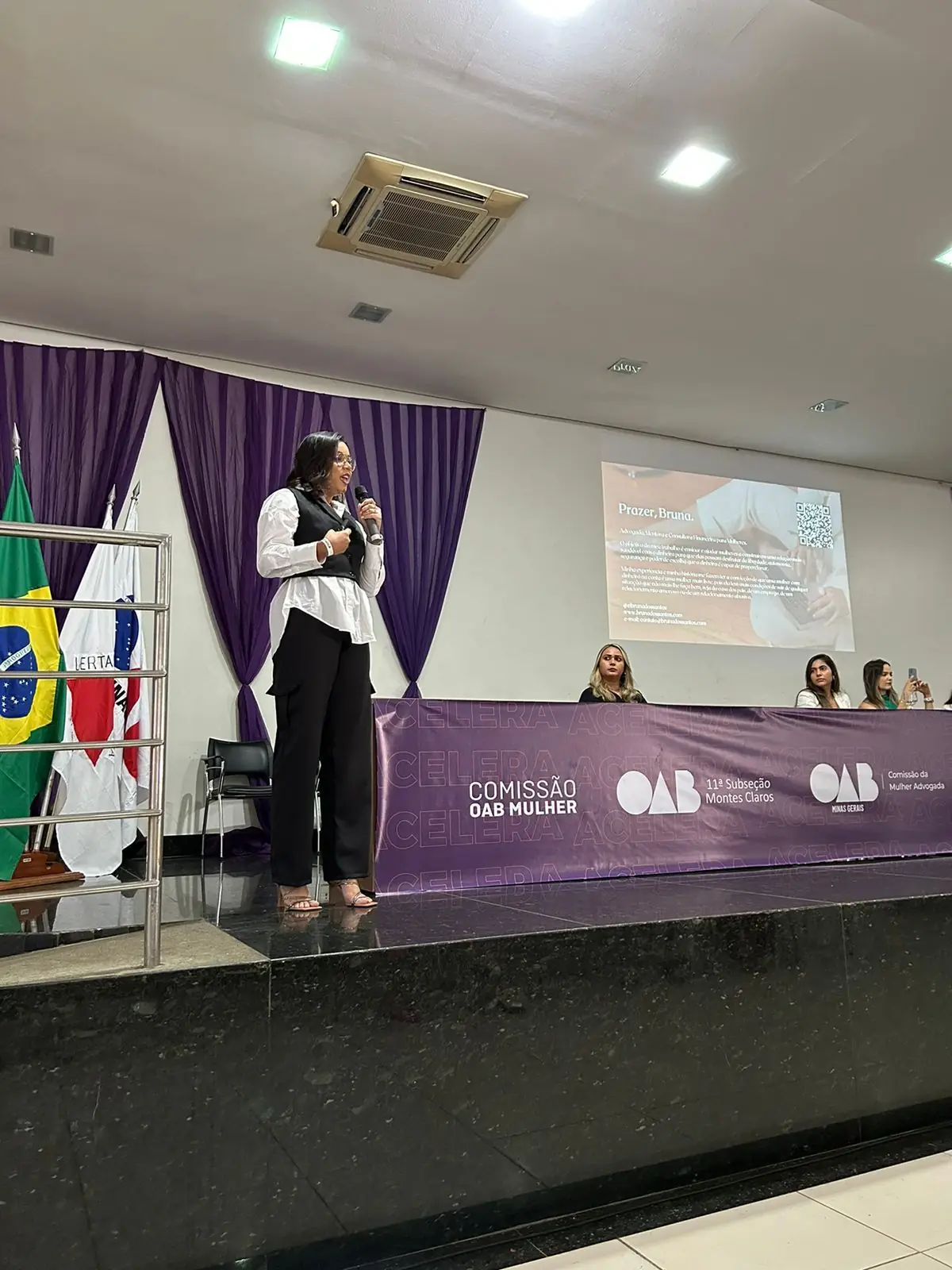 Bruna palestrando