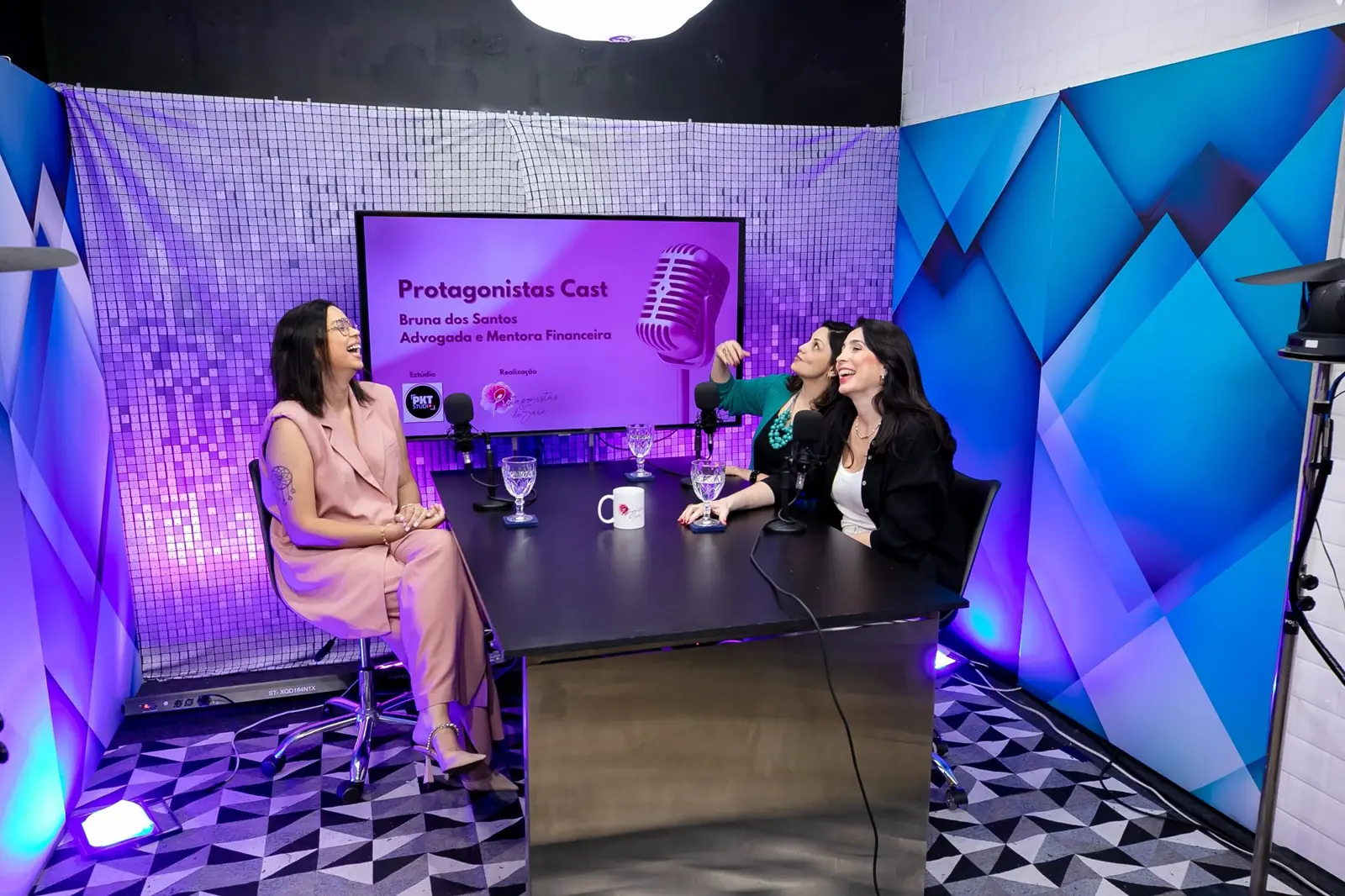 Bruna em um estúdio de podcast