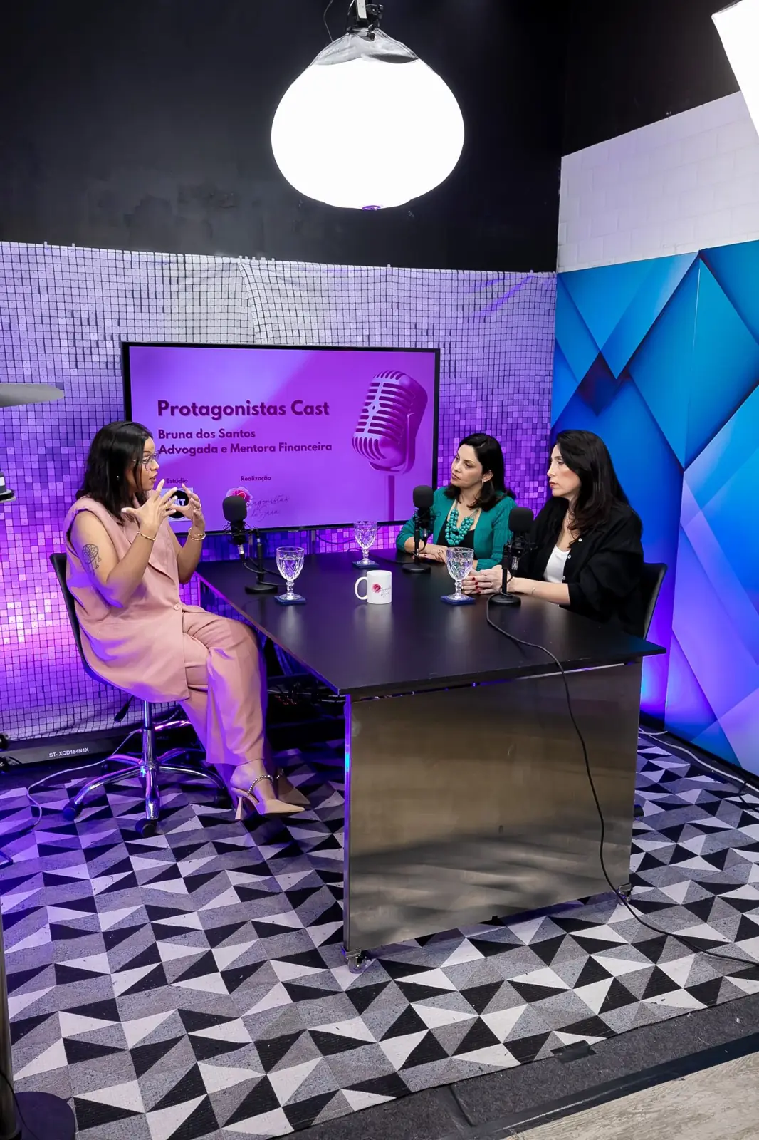 Bruna em estúdio de podcast