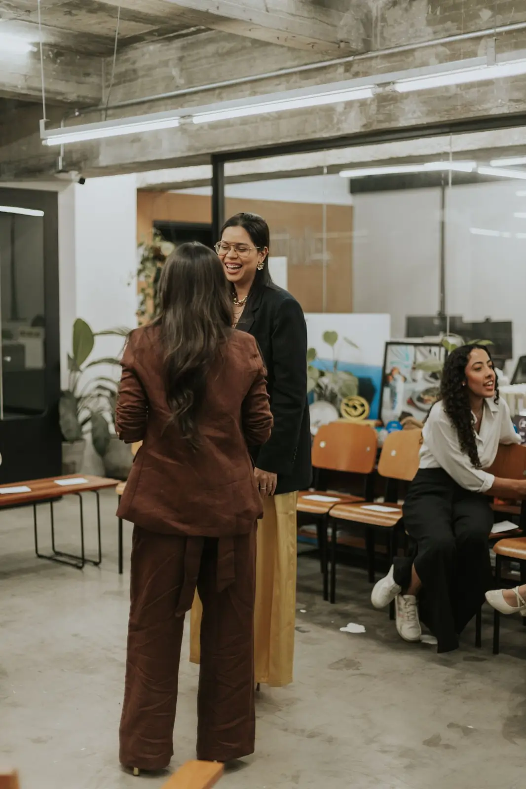 Bruna conversando com pessoas em um evento