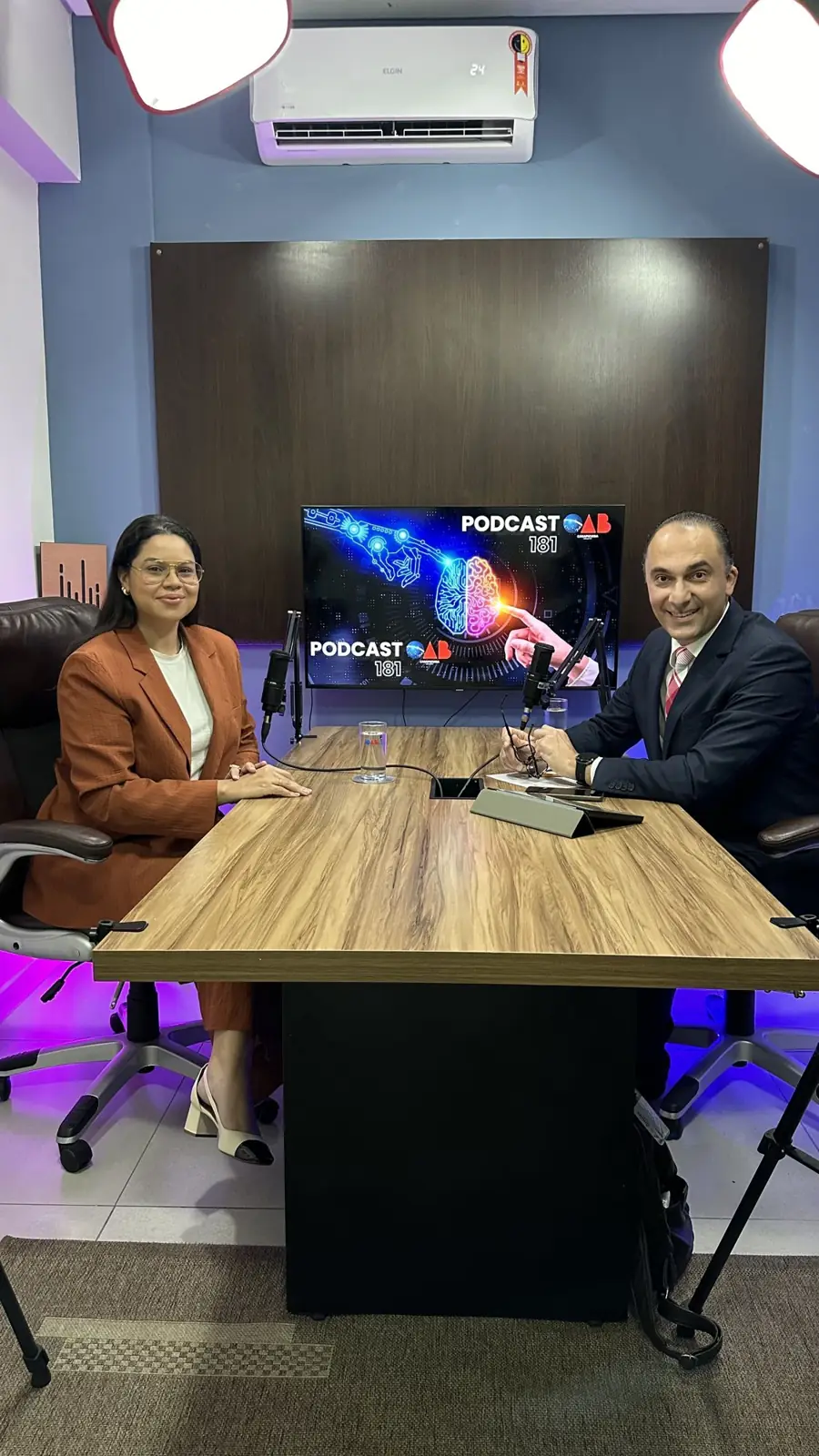 Bruna em um podcast da OAB