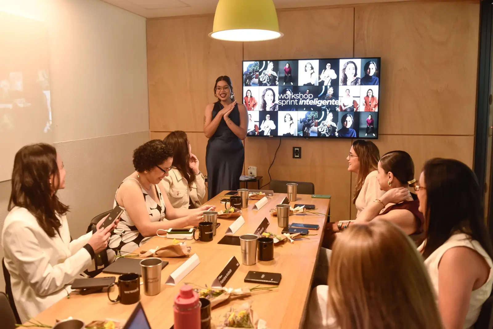 Mulheres reunidas em volta de uma mesa