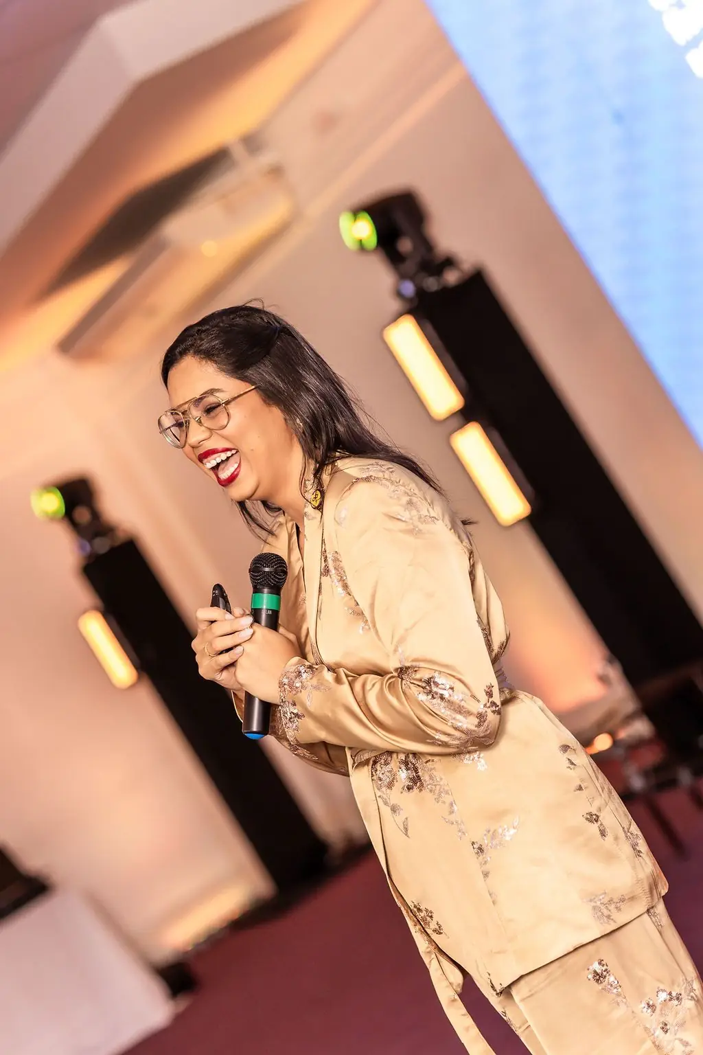 Bruna sorrindo ao microfone no palco
