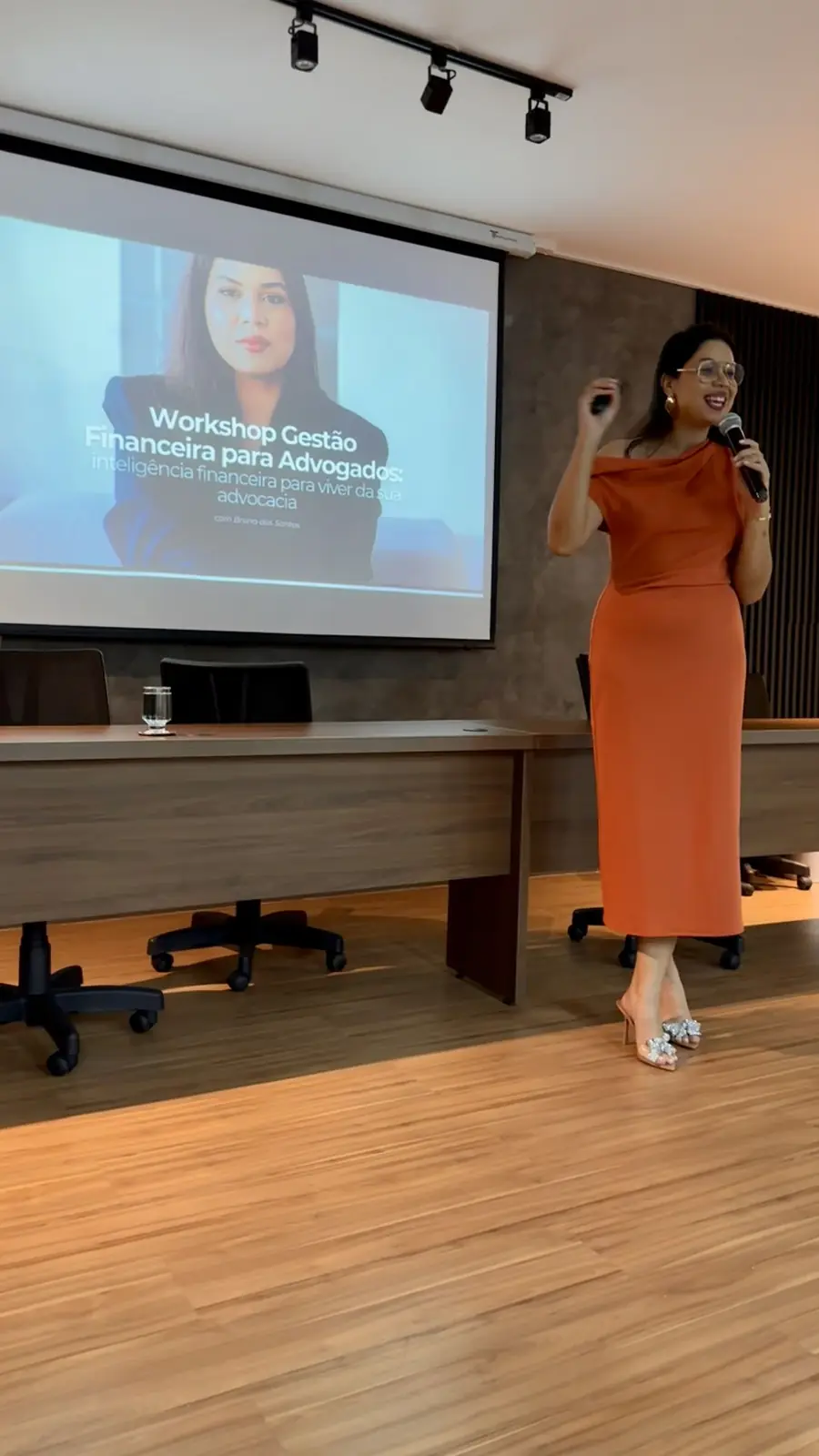 Bruna conduzindo um workshop
