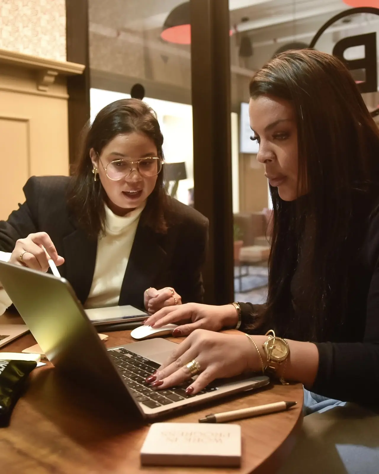 Bruna em atendimento diante de um notebook