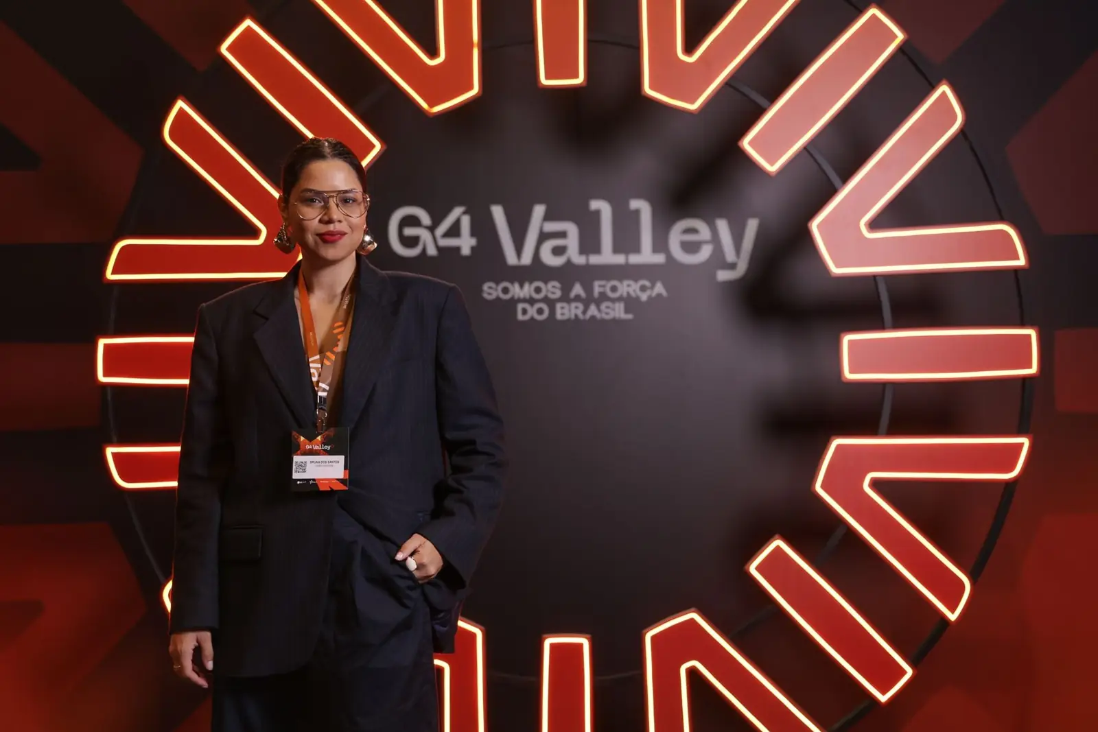 Bruna no G4 Valley, diante do painel do evento