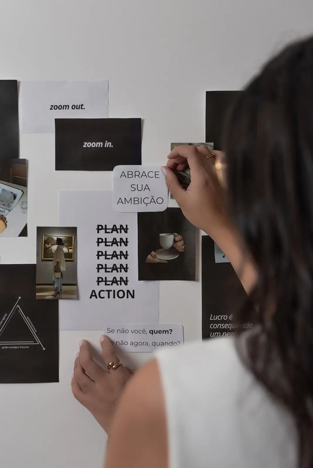 Bruna montando um painel de planejamento com as frases Abrace sua ambição e Plan, plan, action